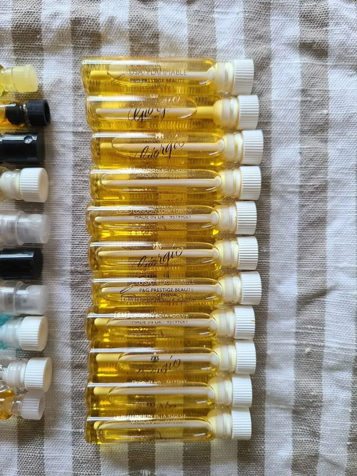 Large Perfume Samples Collection image indicator(2)