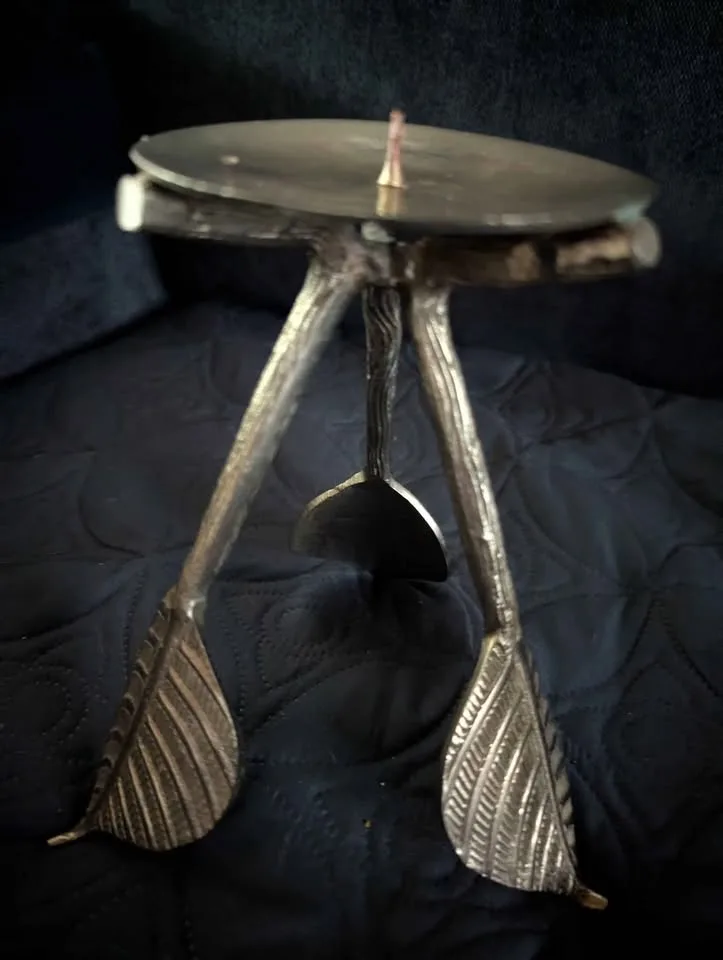 Candle holder With Leaf Design image indicator(2)