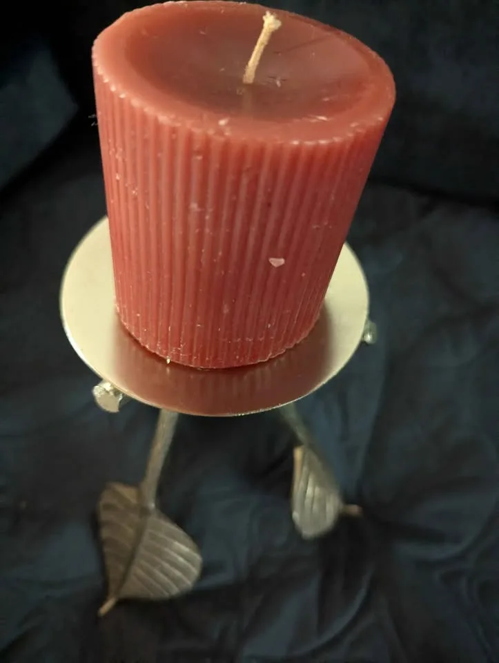 Candle holder With Leaf Design image indicator(5)