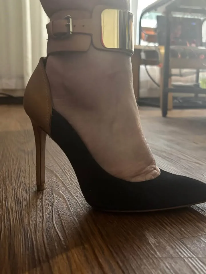 Guess by Marciano heals image indicator(4)