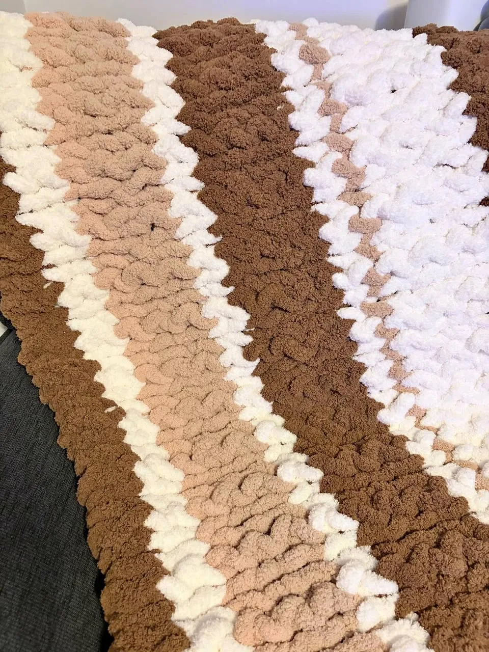 "Cafe au lait" Chunky Knit Blanket thumbnail