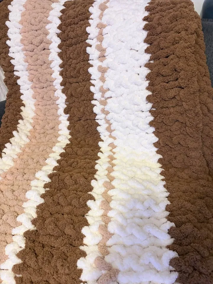 "Cafe au lait" Chunky Knit Blanket image indicator(2)