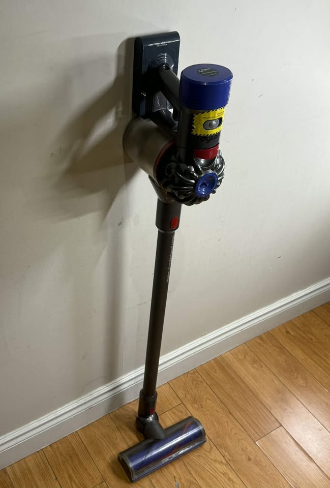 Dyson V8 Cordless Stick Vacuum – New Battery & Charger - photo 3