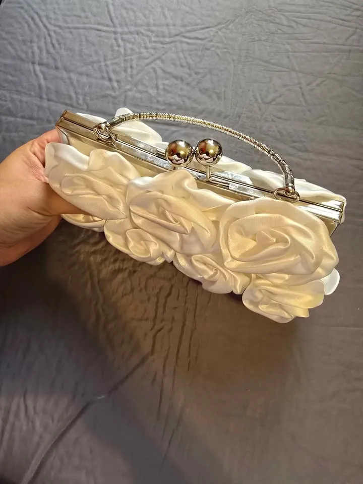 Elegant White Rose Clutch Purse — Brand New (Small Mark) ✨ image indicator(3)