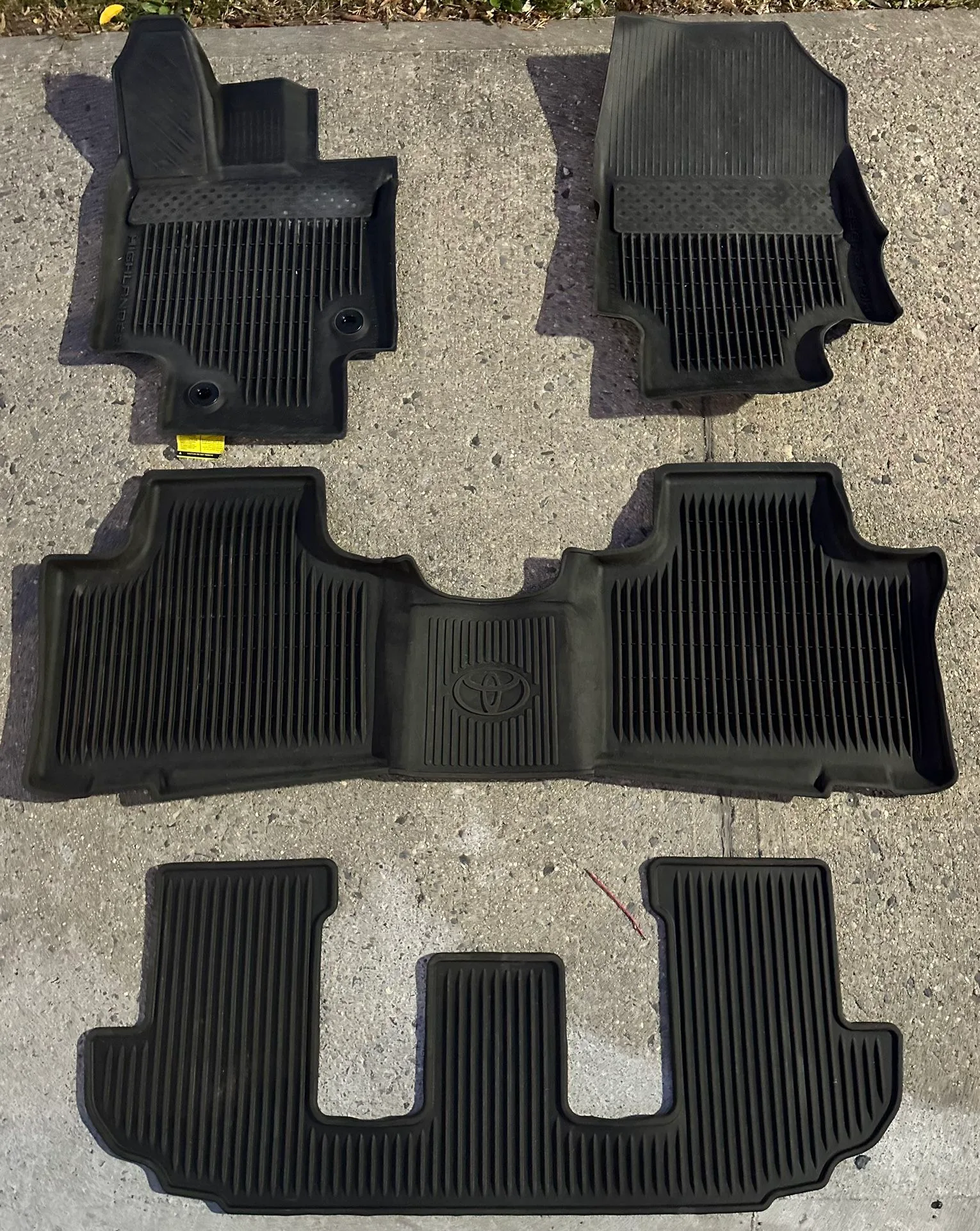 Toyota Highlander 2024 Floor Mat / 3rd Row Seat Model 🚙 thumbnail