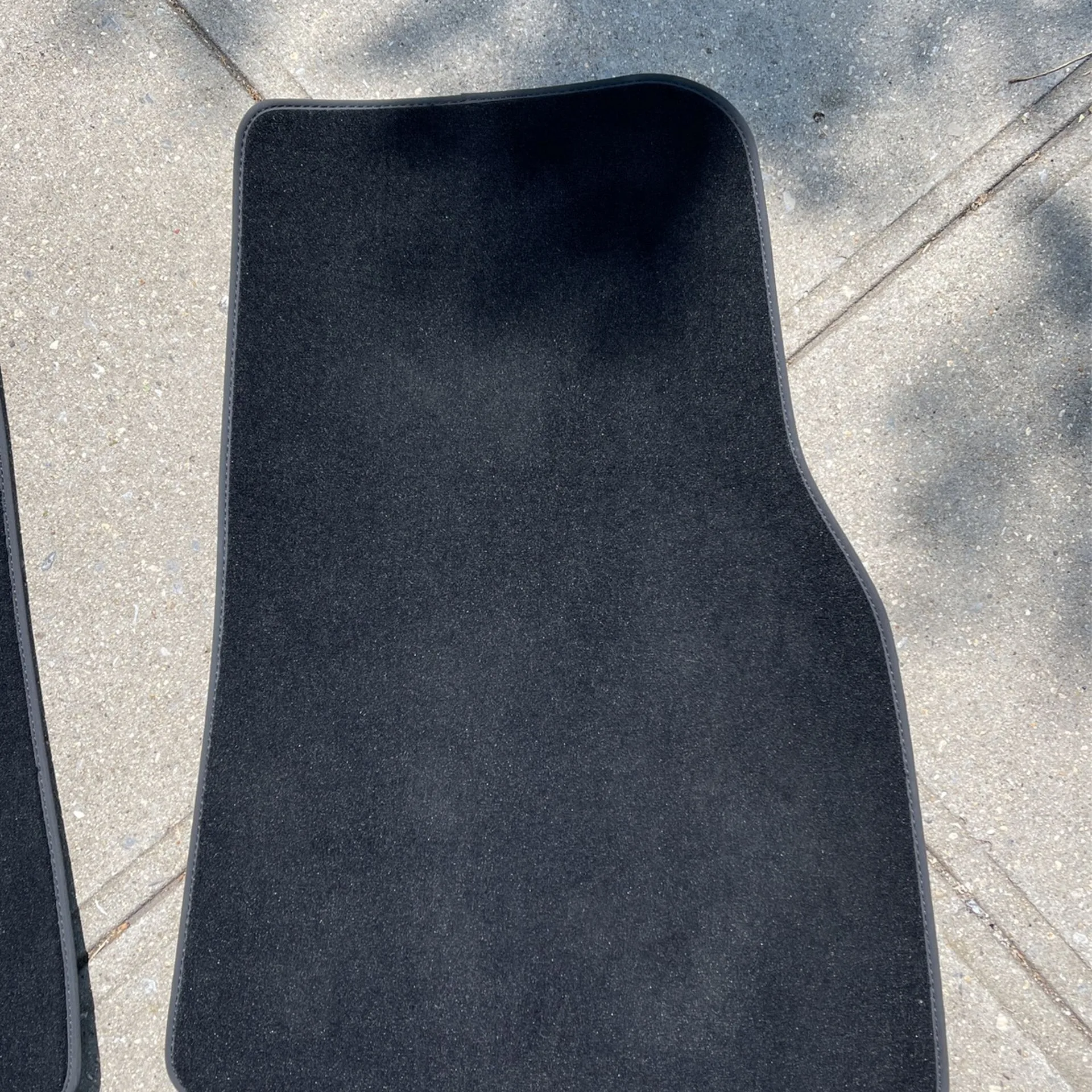 Tesla Model Y 2023 Floor Mat OEM 🥕 image indicator(3)