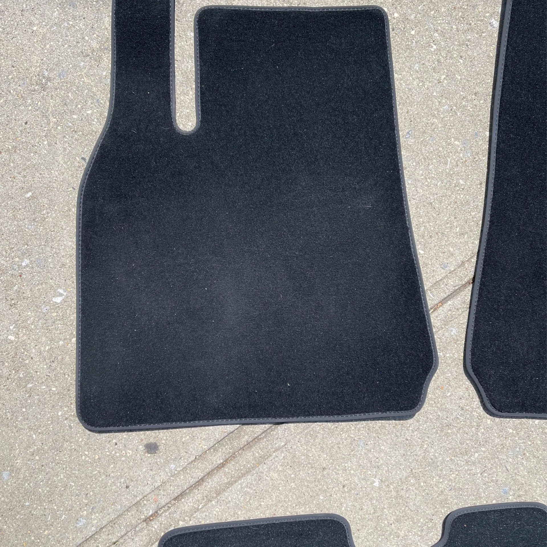 Tesla Model Y 2023 Floor Mat OEM 🥕 image indicator(4)