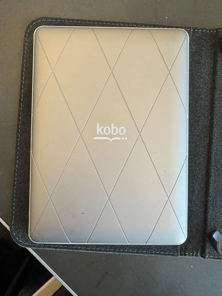 Kobo Glo ereader + case image indicator(2)