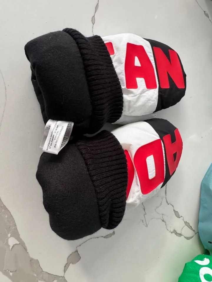 Team Canada Olympic Mittens- Hudson's Bay Size ADULT L/XL image indicator(3)