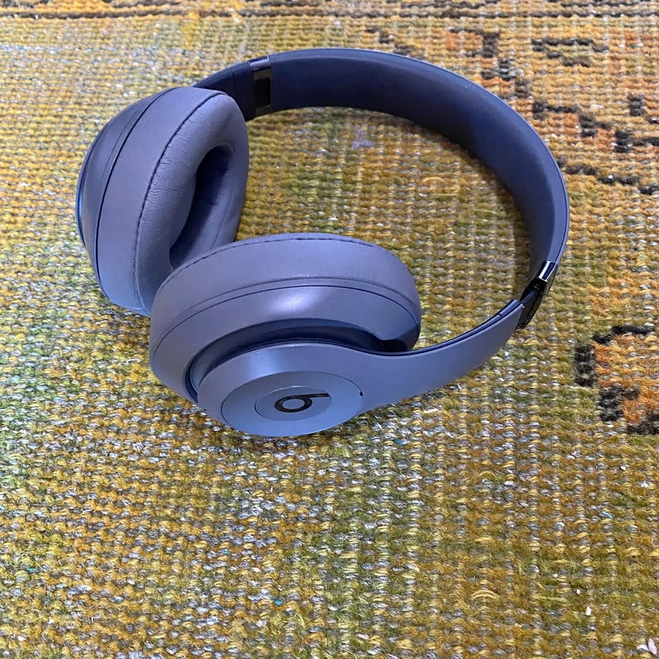 Beats Studio3 Wireless Over-Ear Headphones - Grey