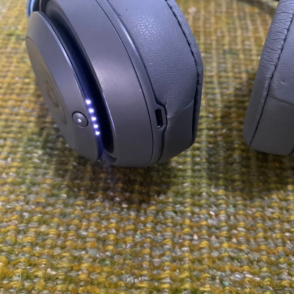 Beats Studio3 Wireless Over-Ear Headphones - Grey image indicator(6)