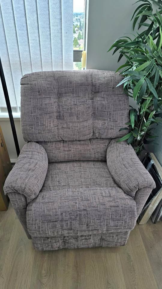 Comfy La-Z-Boy Recliner – Great Shape!