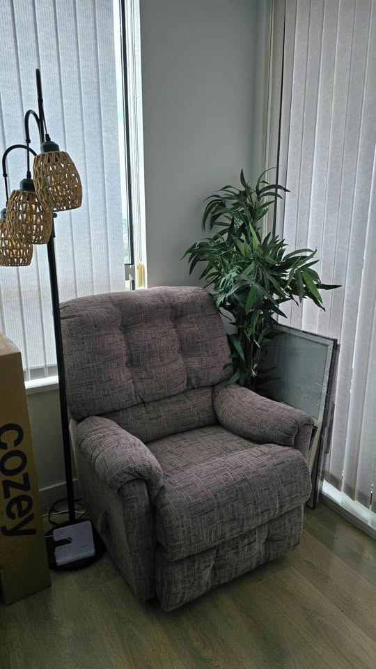 Comfy La-Z-Boy Recliner – Great Shape! - photo 2