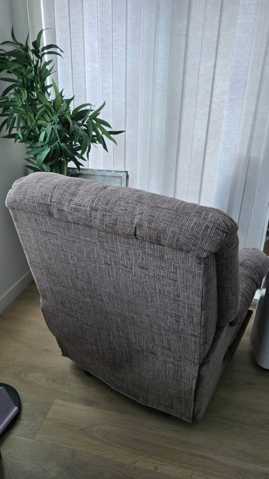 Comfy La-Z-Boy Recliner – Great Shape! - photo 3