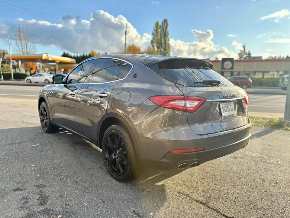 2017 Maserati Levante · Levante image indicator(6)