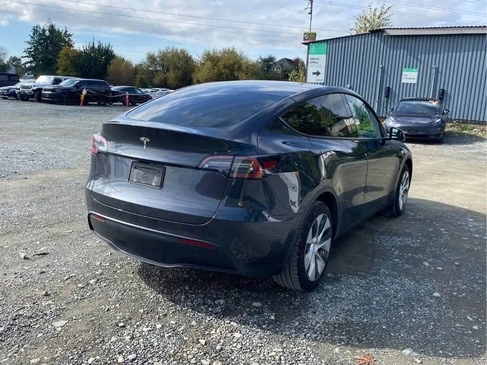 2024 Tesla Model Y image indicator(3)