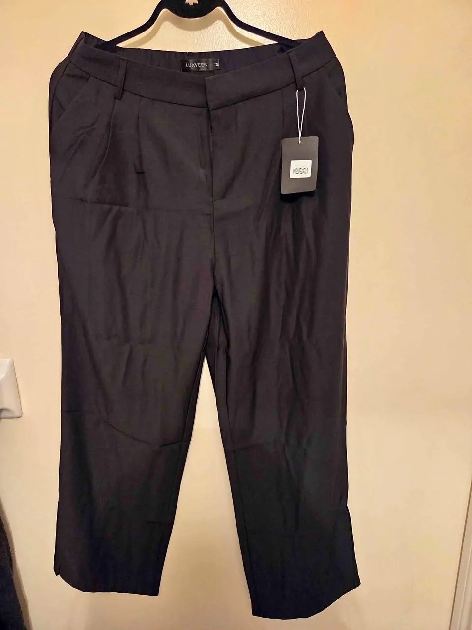 *Brand New with Tags* Black wide legged pants (medium)