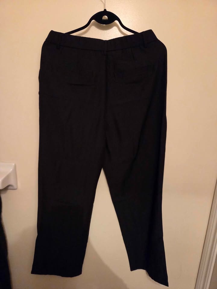 *Brand New with Tags* Black wide legged pants (medium) - photo 2