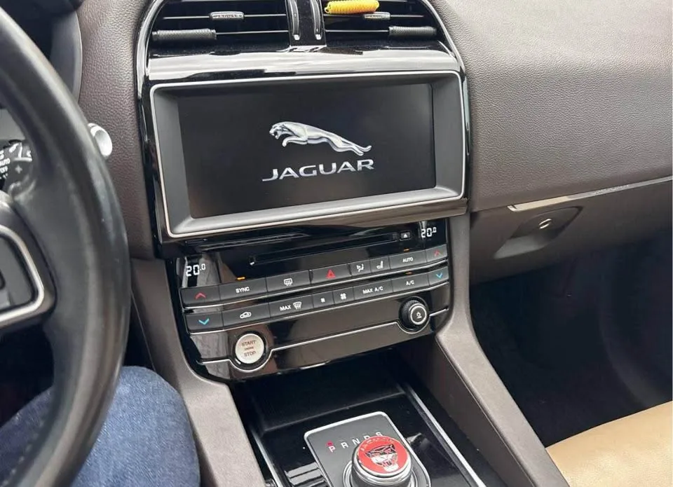2017 Jaguar f pace 20 d prestige image indicator(9)