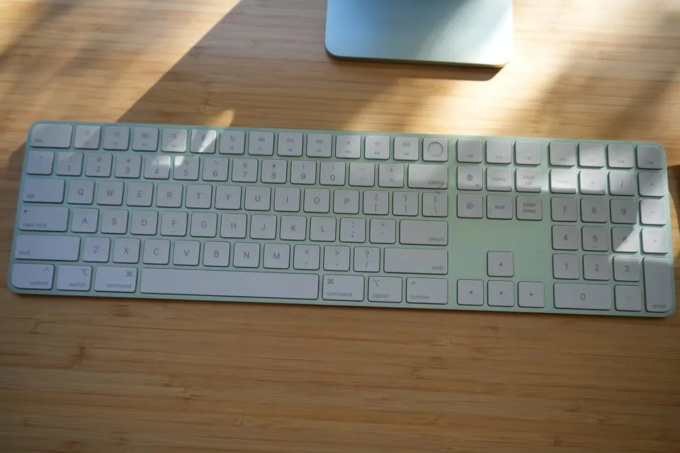 Apple iMac 24-inch (M1, 16 GB RAM / 1 TB SSD) – Green image indicator(7)