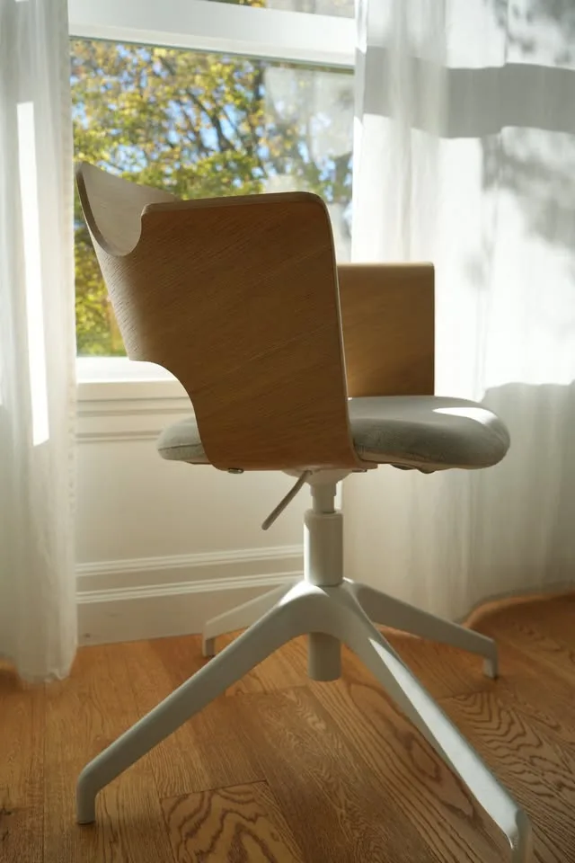 Conference chair, white stained oak veneer/Gunnared beige image indicator(2)