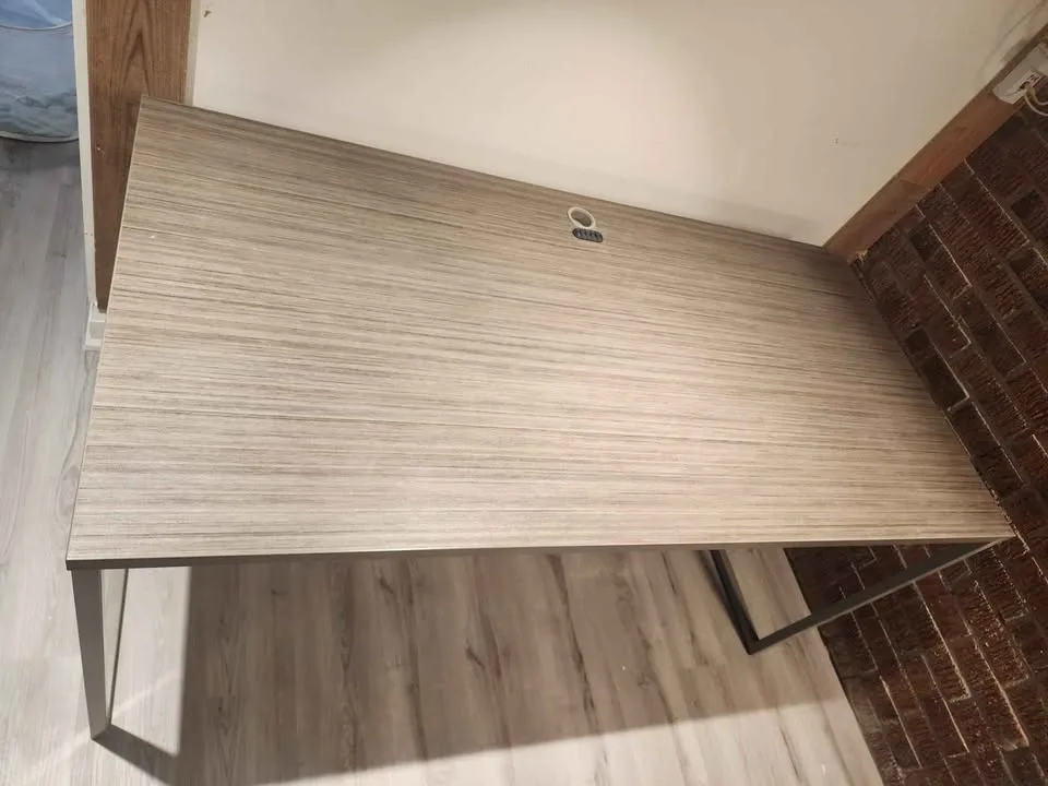 Excellent condition table. image indicator(2)