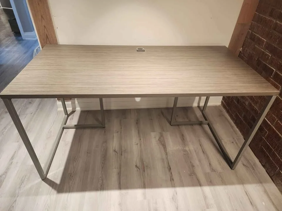 Excellent condition table. image indicator(3)