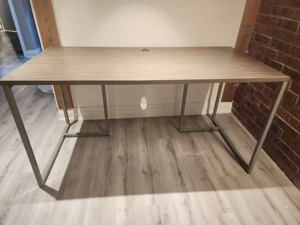 Excellent condition table. image indicator(4)