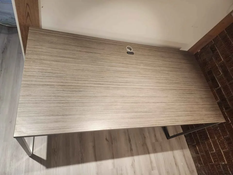 Excellent condition table. image indicator(5)