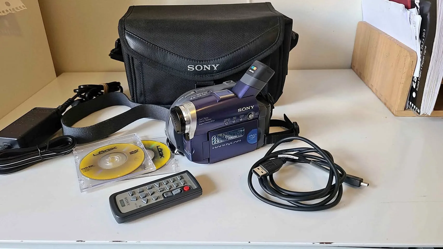 Sony Handycam DCR-DVD101E + Case, Remote & Discs