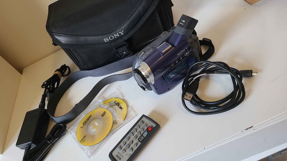 Sony Handycam DCR-DVD101E + Case, Remote & Discs - photo 2