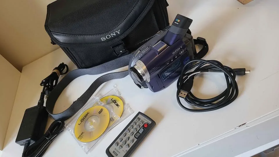 Sony Handycam DCR-DVD101E + Case, Remote & Discs image indicator(2)