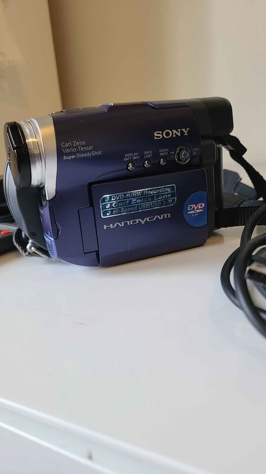 Sony Handycam DCR-DVD101E + Case, Remote & Discs - photo 3