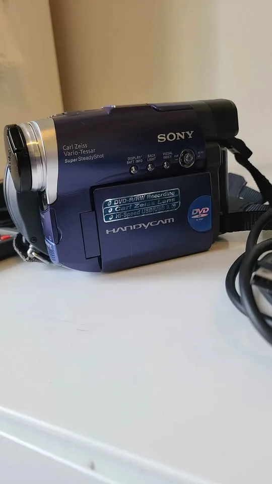 Sony Handycam DCR-DVD101E + Case, Remote & Discs image indicator(3)
