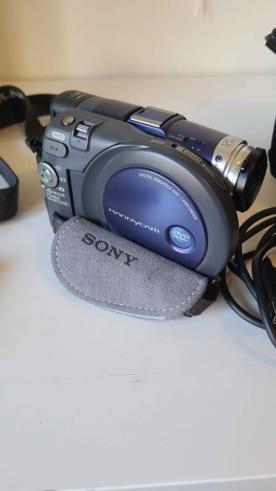 Sony Handycam DCR-DVD101E + Case, Remote & Discs - photo 4