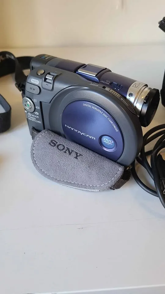 Sony Handycam DCR-DVD101E + Case, Remote & Discs image indicator(4)