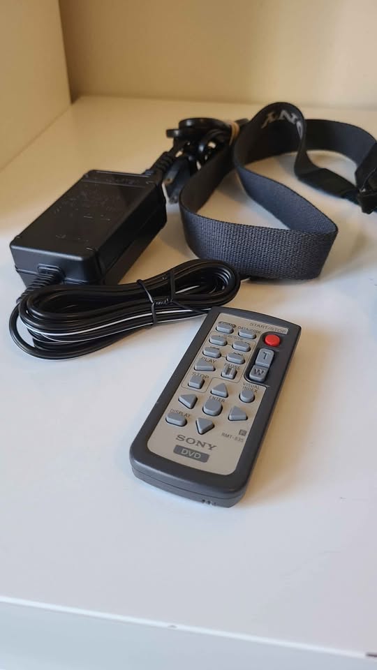 Sony Handycam DCR-DVD101E + Case, Remote & Discs - photo 5