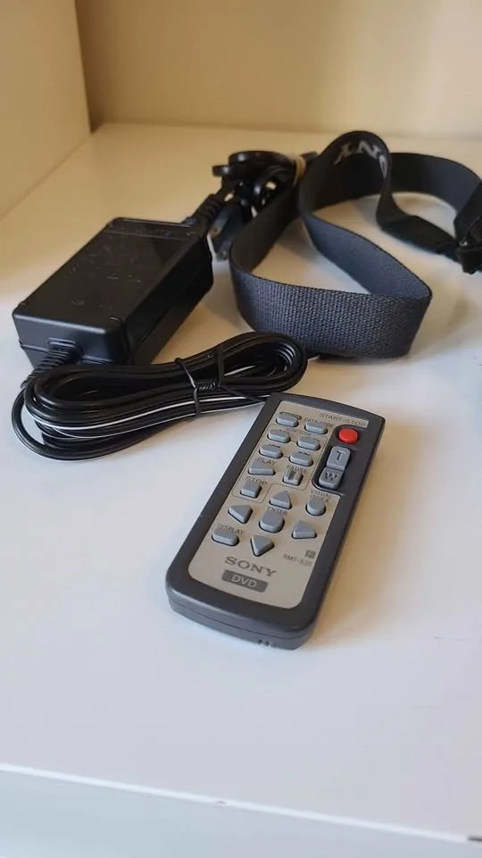 Sony Handycam DCR-DVD101E + Case, Remote & Discs image indicator(5)