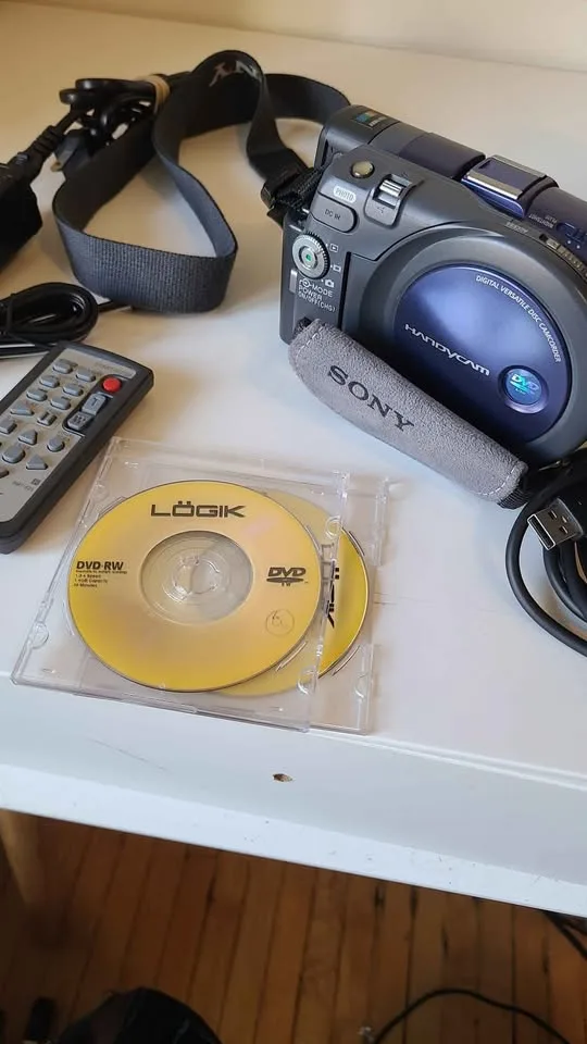 Sony Handycam DCR-DVD101E + Case, Remote & Discs image indicator(8)