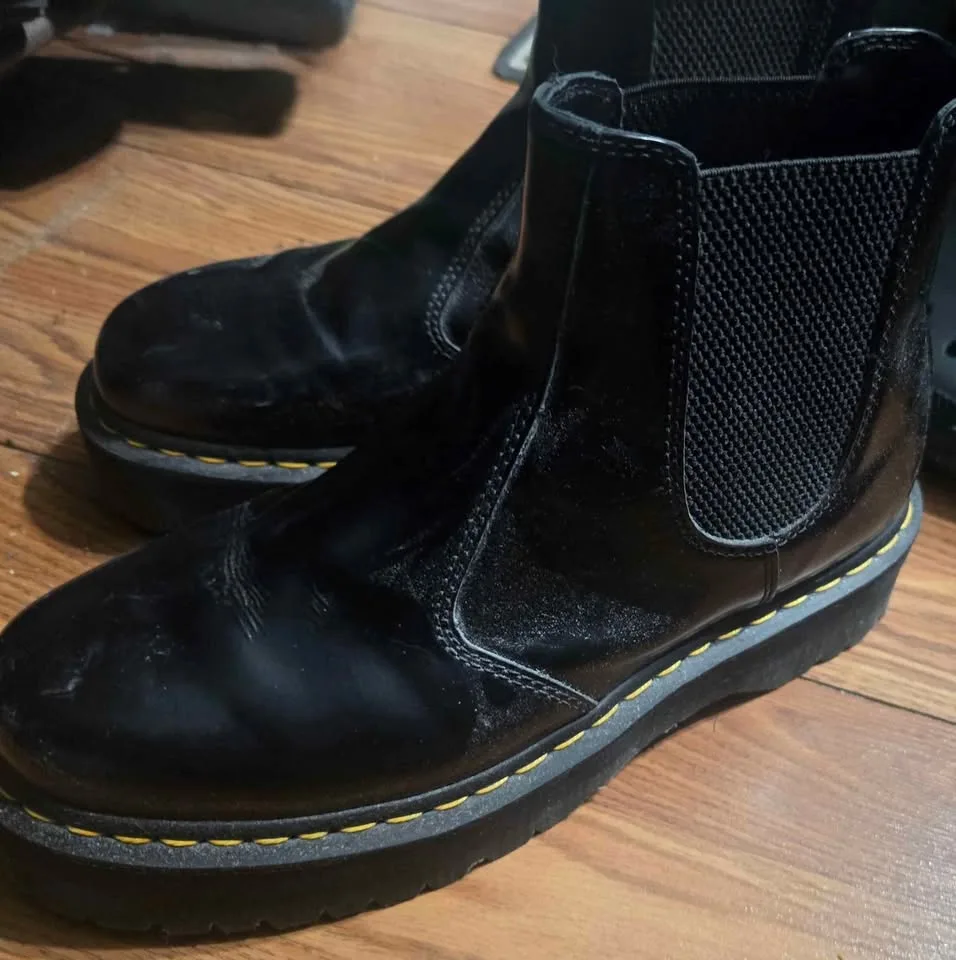 Doc Martens Chelsea boots image indicator(2)