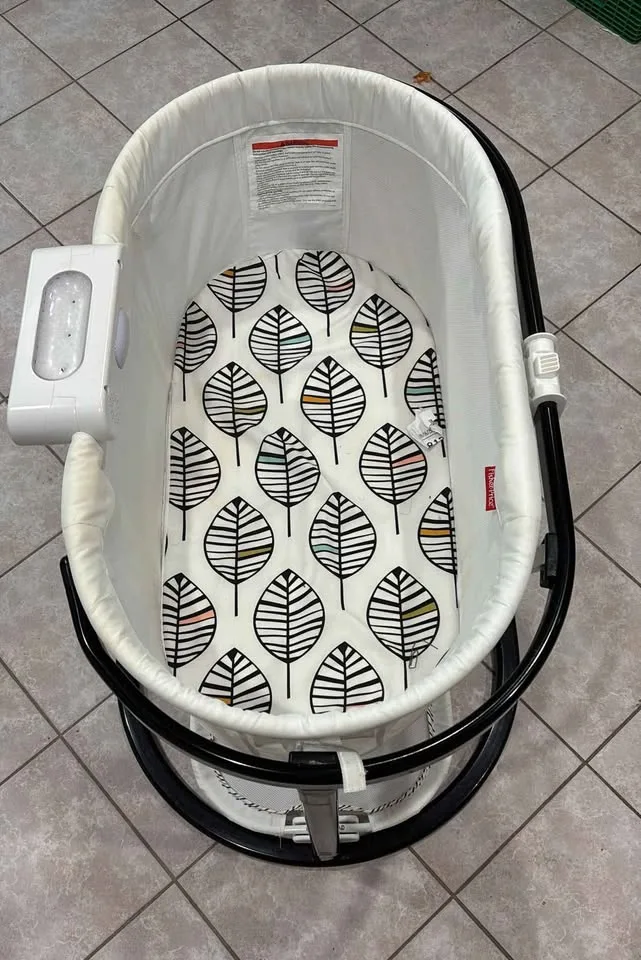 Fisher-Price Soothing Motions Bassinet image indicator(2)