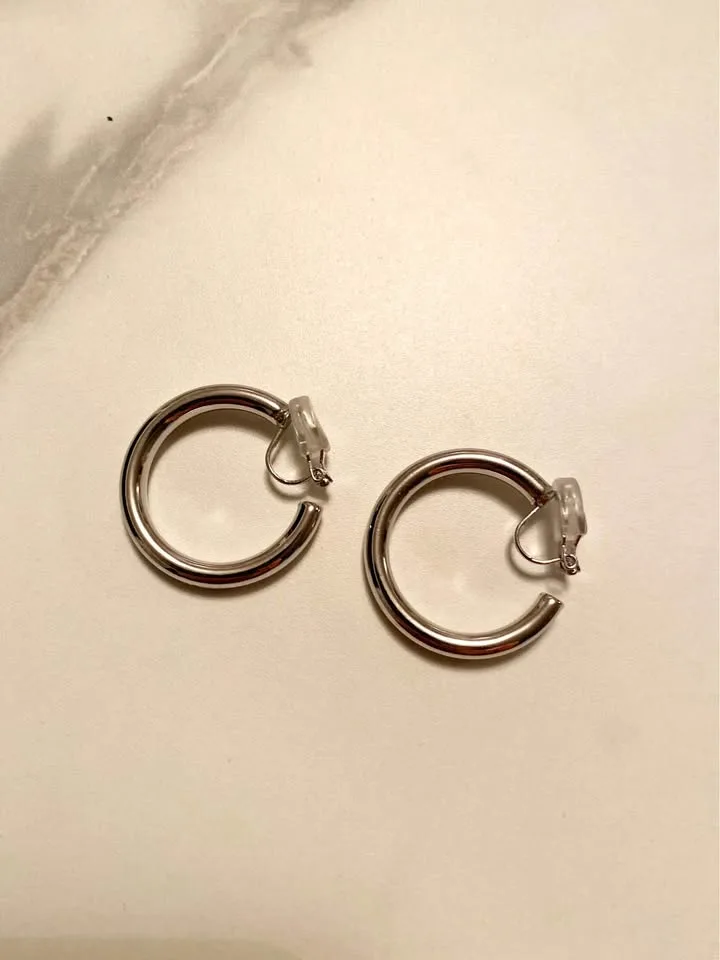 Clip on Hoop Earrings image indicator(3)