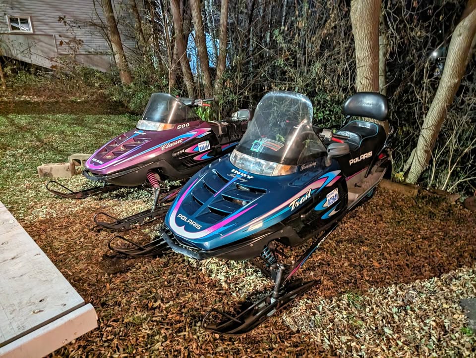 2 Snowmobiles + Trailer (1998 Polaris Indy)