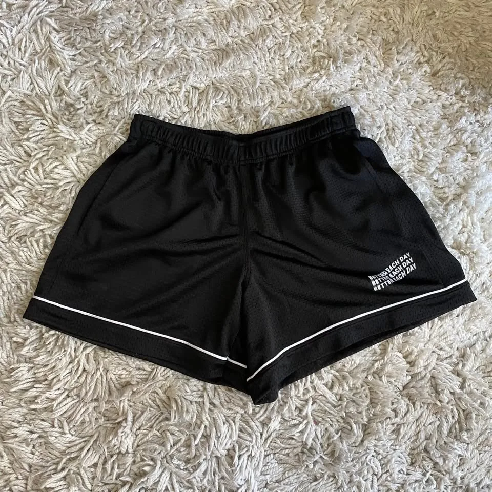Lululemon Women’s Shorts - Size M thumbnail