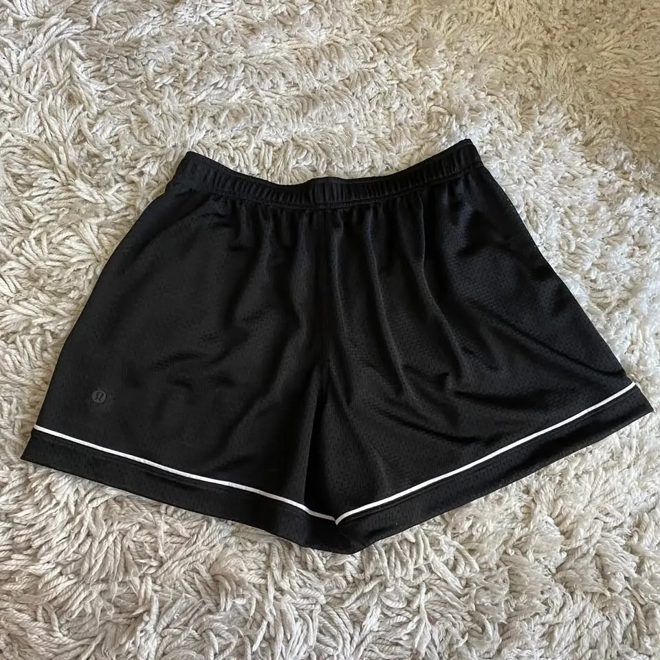 Lululemon Women’s Shorts - Size M image indicator(2)