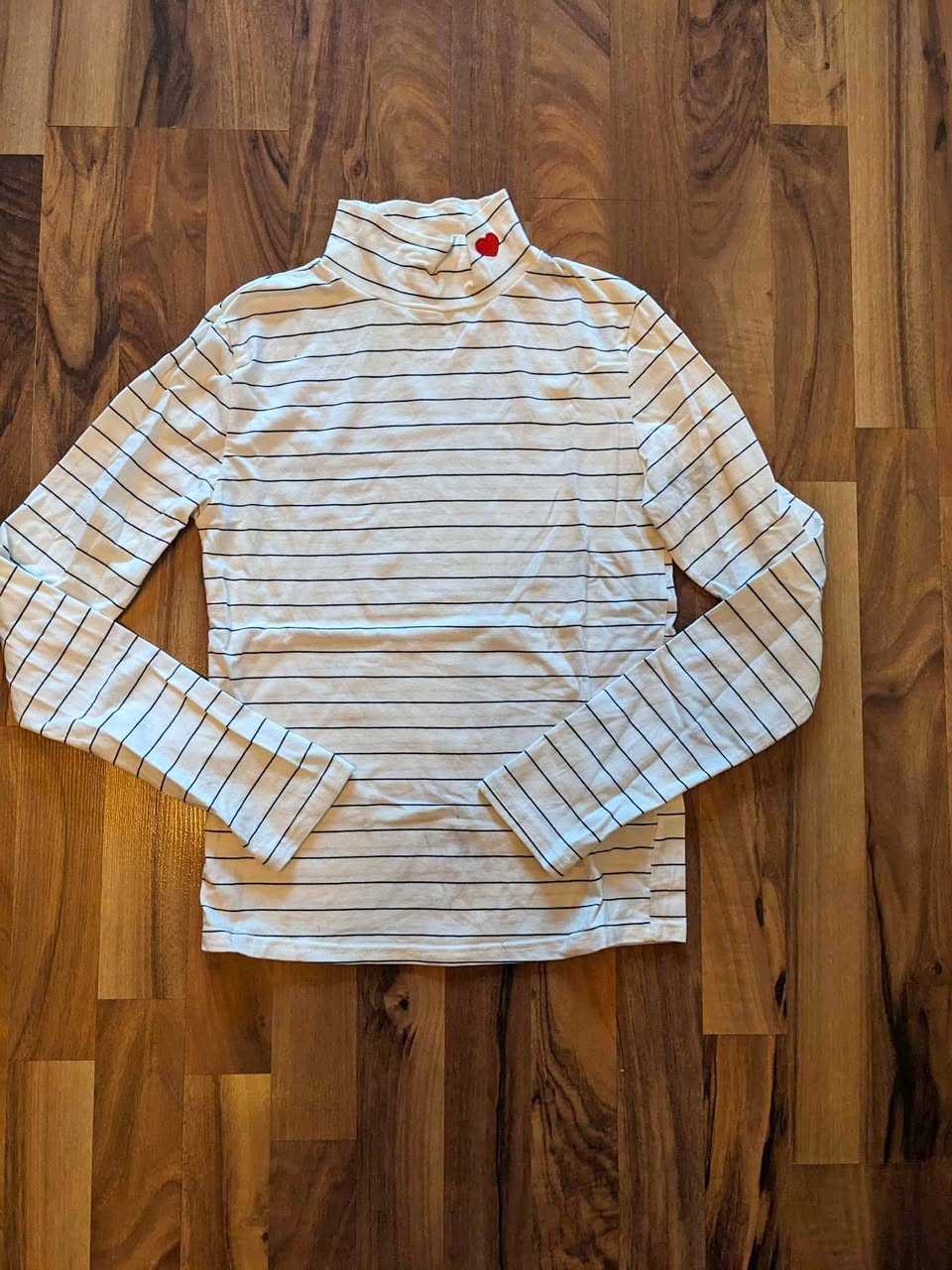 Stripe turtleneck with heart embroidery