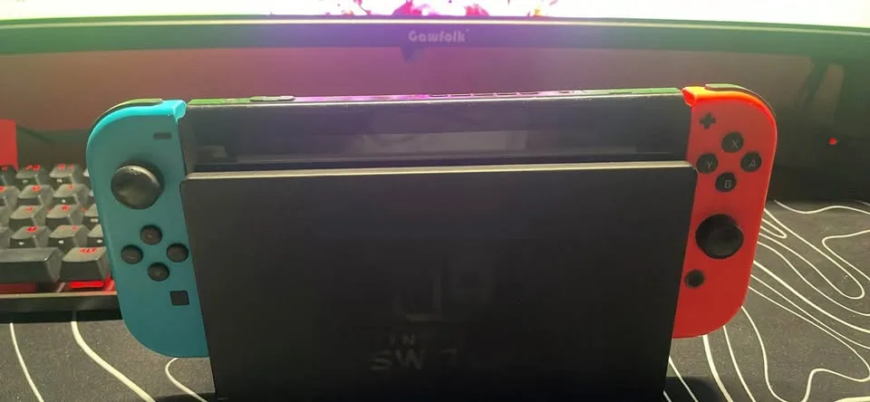 Selling Nintendo switch with 3 games and a controller image indicator(6)