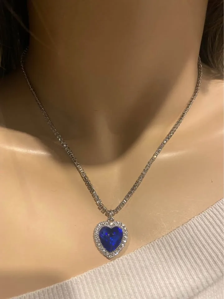 Titanic Heart of the Ocean Necklace image indicator(2)