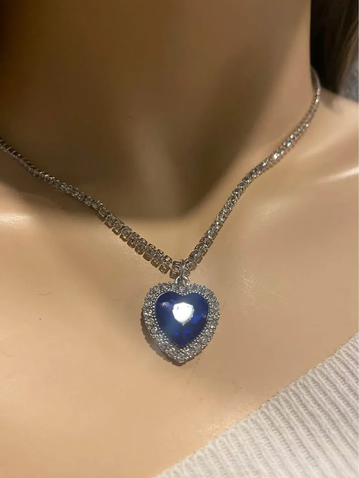 Titanic Heart of the Ocean Necklace image indicator(4)