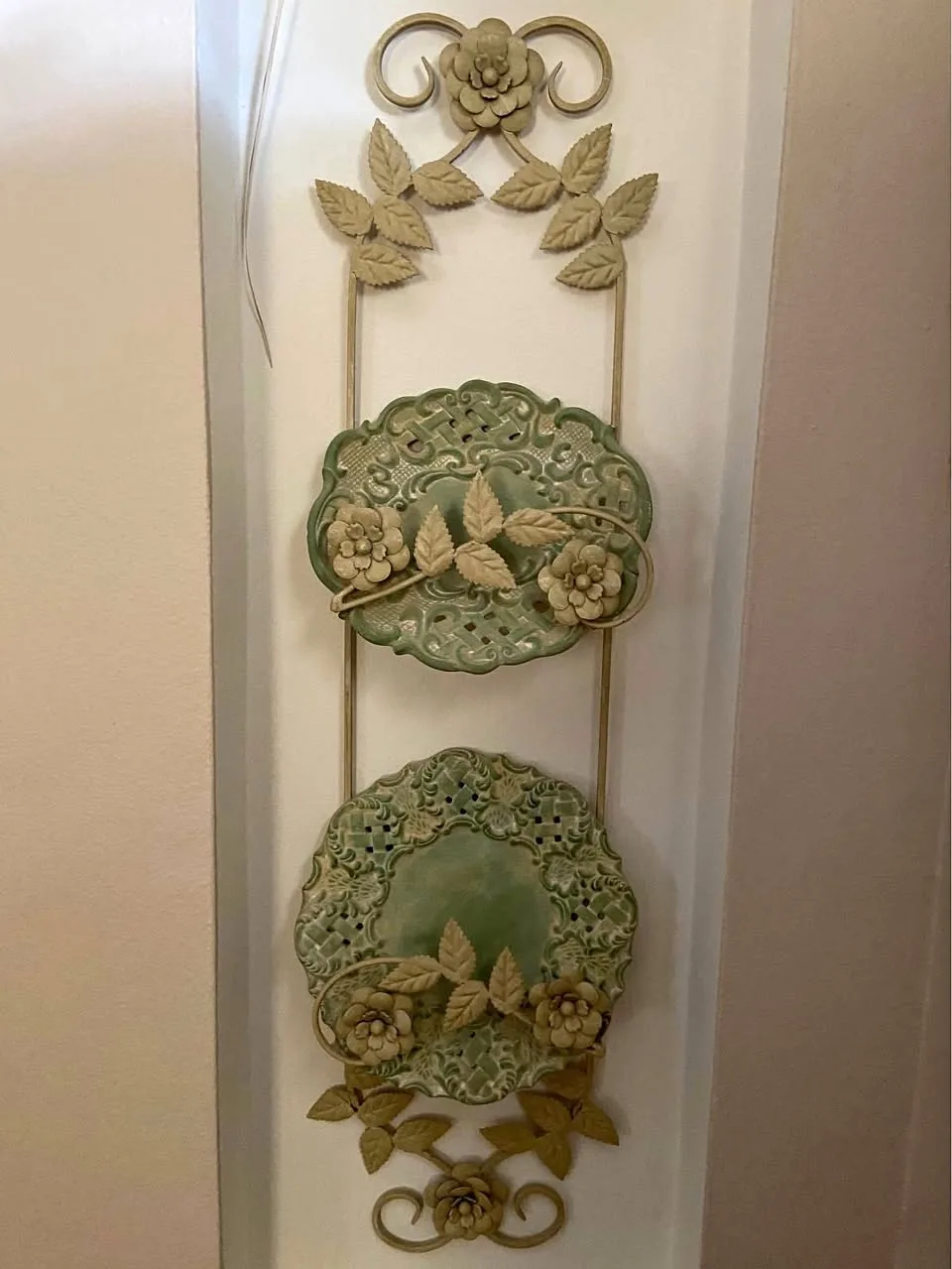 Hanging Plate Rack in Beige Metal thumbnail